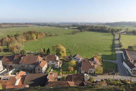 Vue partielle du village depuis le château : rue du Pâquis et champs Au Petit Breuil et Aux Preslots en direction de Chantes. © Région Bourgogne-Franche-Comté, Inventaire du patrimoine
