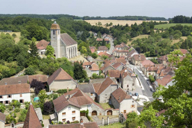 Vue partielle du village : maisons au pied de l'église et en bordure de la rue de la Dame Blanche. © Région Bourgogne-Franche-Comté, Inventaire du patrimoine