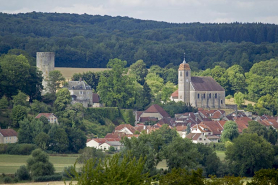 Vue partielle du village, au pied du château et de l'église paroissiale. © Région Bourgogne-Franche-Comté, Inventaire du patrimoine