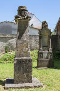 Deux tombes, vestiges de l'ancien cimetière © Région Bourgogne-Franche-Comté, Inventaire du patrimoine