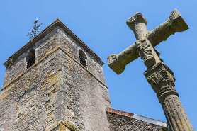 Vue du clocher porche et croix sculptée dans l'ancien cimetière © Région Bourgogne-Franche-Comté, Inventaire du patrimoine