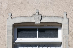 Détail sur le décor du linteau de la porte. © Région Bourgogne-Franche-Comté, Inventaire du patrimoine
