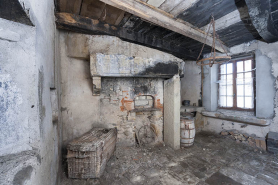 La cheminée et l'ouverture murée de l'ancien four à pain. © Région Bourgogne-Franche-Comté, Inventaire du patrimoine