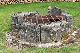Puits situé dans la cour © Région Bourgogne-Franche-Comté, Inventaire du patrimoine