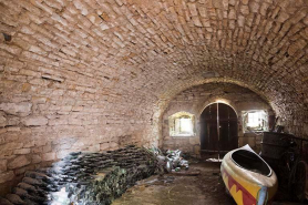 Vue intérieure de la cave ouvrant sur la rue © Région Bourgogne-Franche-Comté, Inventaire du patrimoine