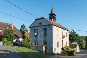 Vue de la maison commune depuis la Grande rue, au sud du village © Région Bourgogne-Franche-Comté, Inventaire du patrimoine