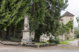 Monument aux morts, à la jonction du château, du pont et de la Grande rue © Région Bourgogne-Franche-Comté, Inventaire du patrimoine