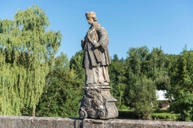 Vue de la statue de saint Jean Népomucène de trois-quart et villa Kielwasser en arrière-plan © Région Bourgogne-Franche-Comté, Inventaire du patrimoine