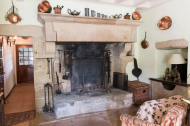 Cheminée et sa plaque dans la cuisine © Région Bourgogne-Franche-Comté, Inventaire du patrimoine