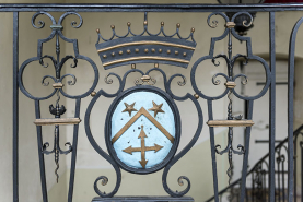 Blason des Simonet sur la rampe d'appui en ferronnerie de l'escalier, à l'étage. © Région Bourgogne-Franche-Comté, Inventaire du patrimoine