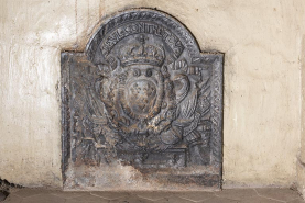 A l'étage : seconde pièce à droite depuis l'escalier. Plaque de cheminée. 