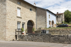 Alignement des fermes chemin de Seroux, vu de la rue des Vosges. © Région Bourgogne-Franche-Comté, Inventaire du patrimoine