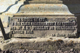 Fontaine du centre surmontée d'une urne elle-même surmontée d'un buste de Marianne ou la République française. Détail de l'inscription du socle. © Région Bourgogne-Franche-Comté, Inventaire du patrimoine