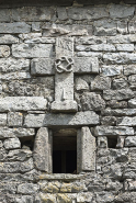 Détail de la croix sous la demi-croupe du mur pignon 16 rue des Vosges. © Région Bourgogne-Franche-Comté, Inventaire du patrimoine