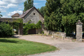 Vue de l'entrée dans la basse-cour et accès aux anciens communs du château © Région Bourgogne-Franche-Comté, Inventaire du patrimoine