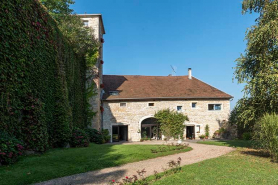 Vue de l'ancienne écurie du château et tour sur le mur d'enceinte entre les deux cours © Région Bourgogne-Franche-Comté, Inventaire du patrimoine