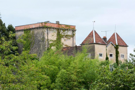 Le donjon et son toit terrasse, le logis et les deux tours © Région Bourgogne-Franche-Comté, Inventaire du patrimoine
