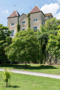 Les deux tours du château et la rue du château au premier plan. © Région Bourgogne-Franche-Comté, Inventaire du patrimoine