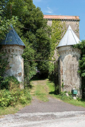 Tourelles et portail d'entrée au château. © Région Bourgogne-Franche-Comté, Inventaire du patrimoine