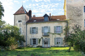 Le corps central du logis et la tour Sud-Est, depuis la cour haute © Région Bourgogne-Franche-Comté, Inventaire du patrimoine