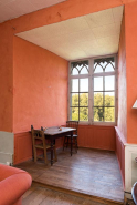 Chambre à l'étage du donjon, fenêtre donnant sur la cour haute et la Saône. © Région Bourgogne-Franche-Comté, Inventaire du patrimoine