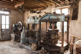 Vue des machines du rez-de-chaussée: pompe hydraulique, régulateur et deux presses hydrauliques © Région Bourgogne-Franche-Comté, Inventaire du patrimoine