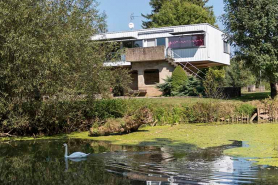 La villa, façade ouest, vue depuis la rive d'en face © Région Bourgogne-Franche-Comté, Inventaire du patrimoine