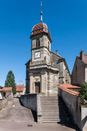 L'église sur son degré et la rue de l'église. © Région Bourgogne-Franche-Comté, Inventaire du patrimoine