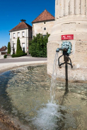 Détail du robinet et de la vasque. Ancienne maison commune en arrière-plan. © Région Bourgogne-Franche-Comté, Inventaire du patrimoine