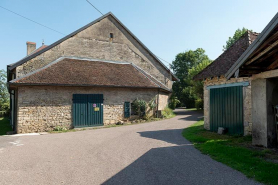 Vue de la ferme côté Ouest, le four à pain contre le mur pignon et la soue à cochons sur la droite. © Région Bourgogne-Franche-Comté, Inventaire du patrimoine