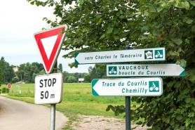 Entrée du village depuis la route départementale 6. La villa Kielwasser et le château en arrière plan. © Région Bourgogne-Franche-Comté, Inventaire du patrimoine