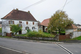 L'ensemble de la propriété, maison, grange, pigeonnier et mur de clôture, depuis la mairie. © Région Bourgogne-Franche-Comté, Inventaire du patrimoine
