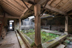Porte ouvrant sur la rue et couloir desservant la remise de pompe à incendie et le lavoir. © Région Bourgogne-Franche-Comté, Inventaire du patrimoine