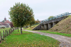 Vue générale de Baulay depuis la rive de la Saône. Depuis les années 1950, le pont en béton remplace le pont métallique de 1897. © Région Bourgogne-Franche-Comté, Inventaire du patrimoine