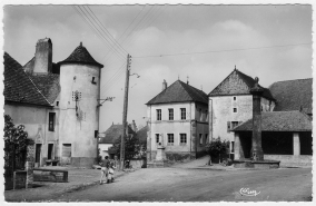 Maison commune et monument aux morts sur la place de la mairie avec la fontaine-colonne et le lavoir. © Région Bourgogne-Franche-Comté, Inventaire du patrimoine