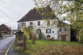 La demeure vue depuis le portail d'entrée © Région Bourgogne-Franche-Comté, Inventaire du patrimoine