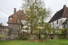 Vue de la demeure, du pigeonnier, de la mairie et du presbytère, depuis le jardin potager. © Région Bourgogne-Franche-Comté, Inventaire du patrimoine