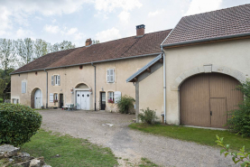 Alignement de fermes, rue de la Fontaine. © Région Bourgogne-Franche-Comté, Inventaire du patrimoine