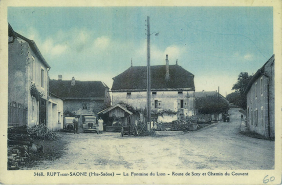 Rupt-sur-Saône (Hte-Saône) - La Fontaine du Lion - Route de Scey et Chemin du Couvent, milieu 20e siècle. Le moulin du village (2016 B 146) est visible derrière les deux automobiles garées à côté de la fontaine au Lion. © Région Bourgogne-Franche-Comté, Inventaire du patrimoine