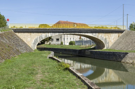 Vue générale de l'édifice depuis l'aval. © Région Bourgogne-Franche-Comté, Inventaire du patrimoine