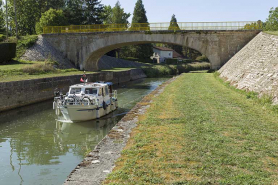 Bateau navigant sur le canal à hauteur de Soing. © Région Bourgogne-Franche-Comté, Inventaire du patrimoine