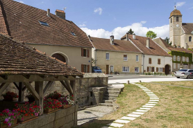 Fontaine-lavoir, 1 rue du Pâquis : accès depuis la rue. © Région Bourgogne-Franche-Comté, Inventaire du patrimoine