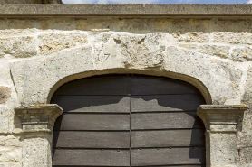 Détail : la date gravée sur le linteau du portail. © Région Bourgogne-Franche-Comté, Inventaire du patrimoine