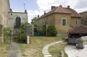 Ferme (?) avec boutique, 3 rue du Pâquis : vue de trois quarts gauche. © Région Bourgogne-Franche-Comté, Inventaire du patrimoine