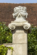 Détail d'un pilier sculpté de l'entrée. © Région Bourgogne-Franche-Comté, Inventaire du patrimoine