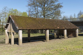 Ancien lavoir sur la rive gauche du Coney. © Région Bourgogne-Franche-Comté, Inventaire du patrimoine
