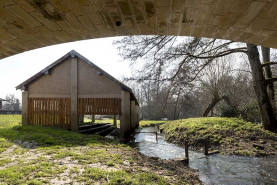 Vue du dessous du pont, le pignon nord de l'ancien lavoir. © Région Bourgogne-Franche-Comté, Inventaire du patrimoine