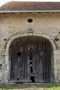 Alignement en bas du village, au nord de la fontaine. Détail de la porte charretière en anse de panier et de l'oculus ovale oblong. © Région Bourgogne-Franche-Comté, Inventaire du patrimoine
