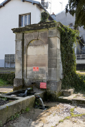 Fontaine vue de trois-quart. © Région Bourgogne-Franche-Comté, Inventaire du patrimoine