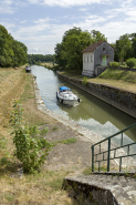 Bateau s'apprêtant à franchir la porte. © Région Bourgogne-Franche-Comté, Inventaire du patrimoine